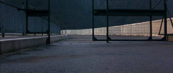 Dam - Comparaison avec le film
