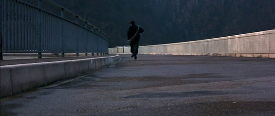 Dam - Comparaison avec le film