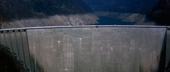 Dam - Comparaison avec le film