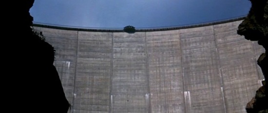 Dam - Comparaison avec le film
