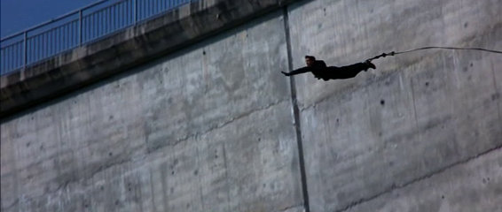 Dam - Comparaison avec le film