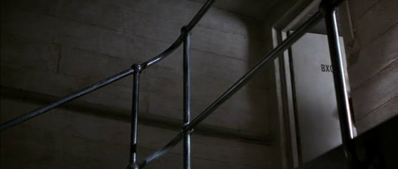 Facility - Comparaison avec le film
